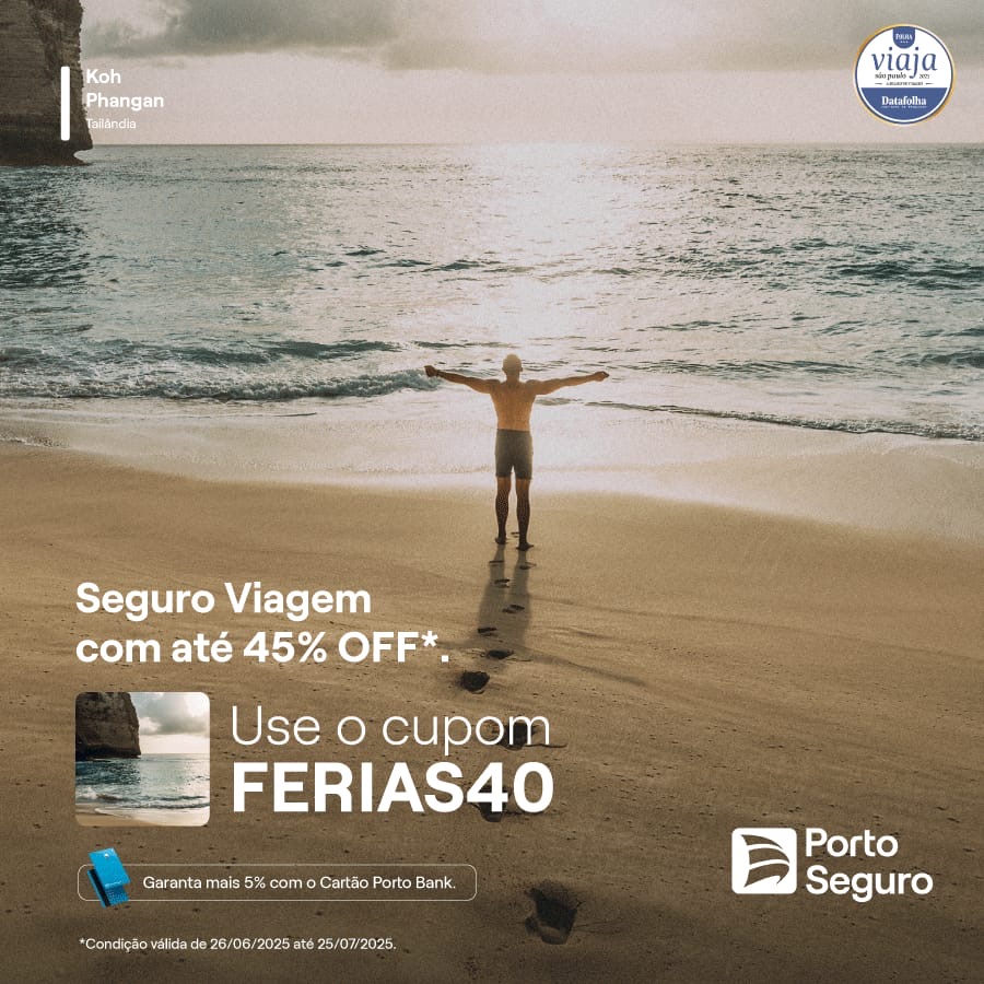 homem aproveitando o por do sol na praia da tailandia