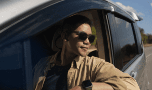 pessoa dirigindo e olhando pela janela do carro